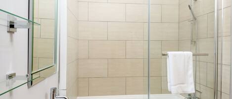 Well presented bathroom | Canal View, Tetchill, near Ellesmere