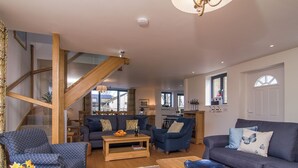 A living room with a sofa, armchairs, a coffee table, and a rug. - The Coach House - UKC2772 (Sandwich Bay, near Sandwich)