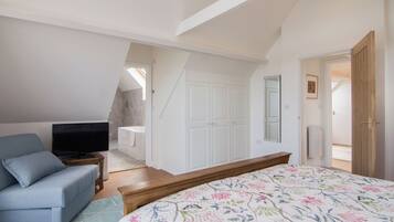 4 bedrooms, free WiFi, bed sheets, wheelchair access