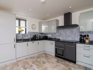 Een vaatwasser, een kinderstoel