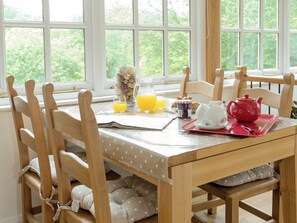 Dining - 2 bedroom accommodation in Loddiswell Station, near Kingsbridge (Loddiswell Station, near Kingsbridge)