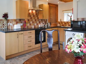 Oppvaskmaskin og høy barnestol