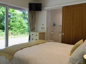 3 bedrooms, free WiFi, bed sheets