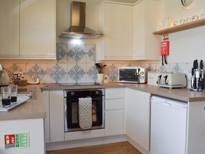 Réfrigérateur, four à micro-ondes, un four, lave-vaisselle