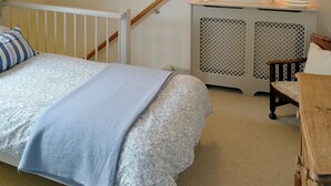 2 bedrooms, WiFi (free), bed sheets - Boasting charm and character, this 3 storey cottage enjoys a cosy woodburner. (Blakeney)