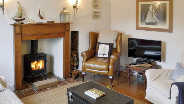 TV, fireplace - Boasting charm and character, this 3 storey cottage enjoys a cosy woodburner. (Blakeney)