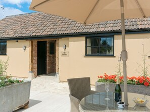 Outdoor dining - The Old Dairy-UKC2112 (Royal Wootton Bassett)