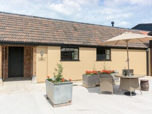 Outdoor dining - The Old Dairy-UKC2112 (Royal Wootton Bassett)