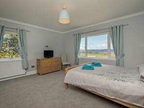3 bedrooms, free WiFi, bed sheets