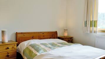 4 bedrooms, free WiFi, bed sheets, wheelchair access