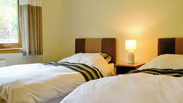 4 bedrooms, free WiFi, bed sheets, wheelchair access