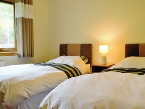 4 quartos, Wi-Fi de cortesia, roupa de cama