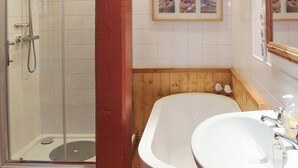 Towels - 2 bedroom accommodation in Shandon, near Loch Lomond (Shandon, near Loch Lomond)