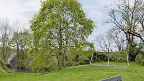 Un parc avec une balançoire et un banc.