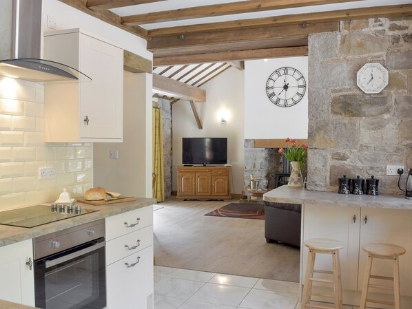 Chaise haute, batterie de cuisine, vaisselle et ustensiles