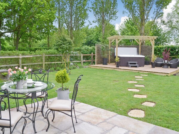 Outdoor dining - 2 bedroom accommodation in Botesdale, near Diss (Botesdale, near Diss)