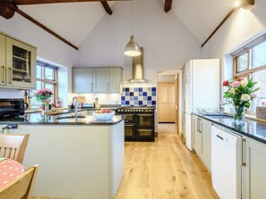 Oven, dishwasher, freezer - 4 bedroom accommodation in Wells-next-the-Sea (Wells-next-the-Sea)