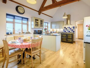 Dining - 4 bedroom accommodation in Wells-next-the-Sea (Wells-next-the-Sea)