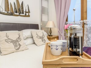 4 bedrooms, soundproofing, free WiFi, bed sheets - 4 bedroom accommodation in Wells-next-the-Sea (Wells-next-the-Sea)