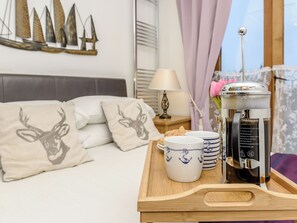 4 bedrooms, soundproofing, free WiFi, bed sheets