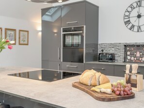 Een vaatwasser, kookgerei, borden en bestek