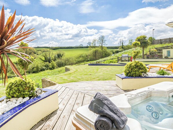Outdoor spa tub
