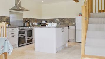 Lavavajillas y trona infantil