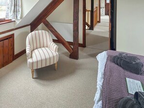 3 bedrooms, free WiFi, bed sheets, wheelchair access