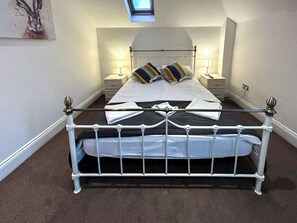 6 عدّة غرف نوم وواي فاي مجانًا وملاءات أسرّة