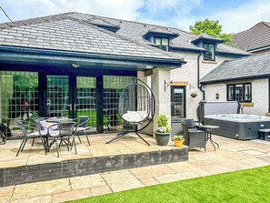 Terrace/patio - 6 bedroom accommodation in Singleton, near Poulton-le-Fylde (Singleton, near Poulton-le-Fylde)