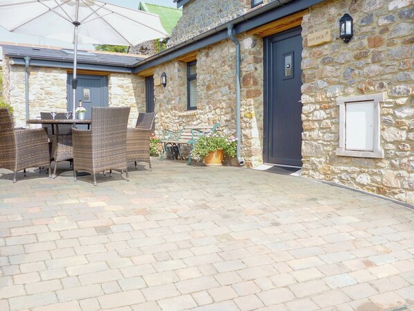 Outdoor dining - Milk Churn - UKC2400 (Luton, near Newton Abbot)