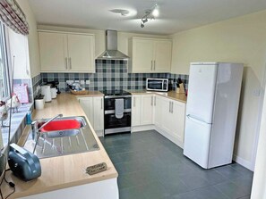 Oppvaskmaskin og høy barnestol