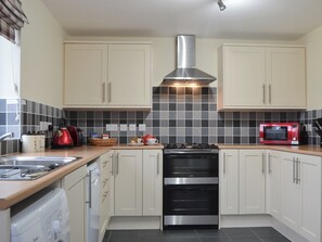 Dishwasher, highchair - 2 bedroom accommodation in Kingsland, near Leominster (Kingsland, near Leominster)