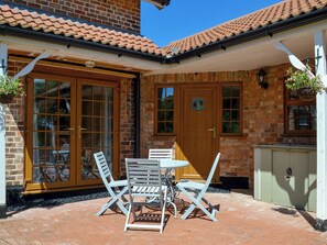 Outdoor dining - 3 bedroom accommodation in Welton-le-Marsh, near Spilsby (Welton-le-Marsh, near Spilsby)