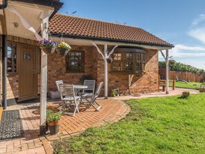 Outdoor dining - 3 bedroom accommodation in Welton-le-Marsh, near Spilsby (Welton-le-Marsh, near Spilsby)