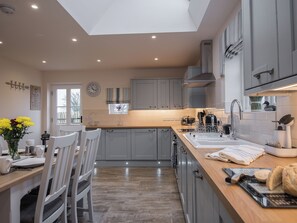 Een vaatwasser, een kinderstoel, kookgerei, borden en bestek