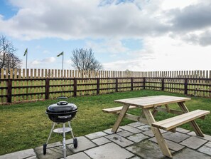 Outdoor dining - Field View - UKC2304 (Wainfleet St. Mary, near Skegness)