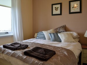 3 bedrooms, free WiFi, bed sheets - 3 bedroom accommodation in Burnmouth, near Eyemouth (Burnmouth, near Eyemouth)