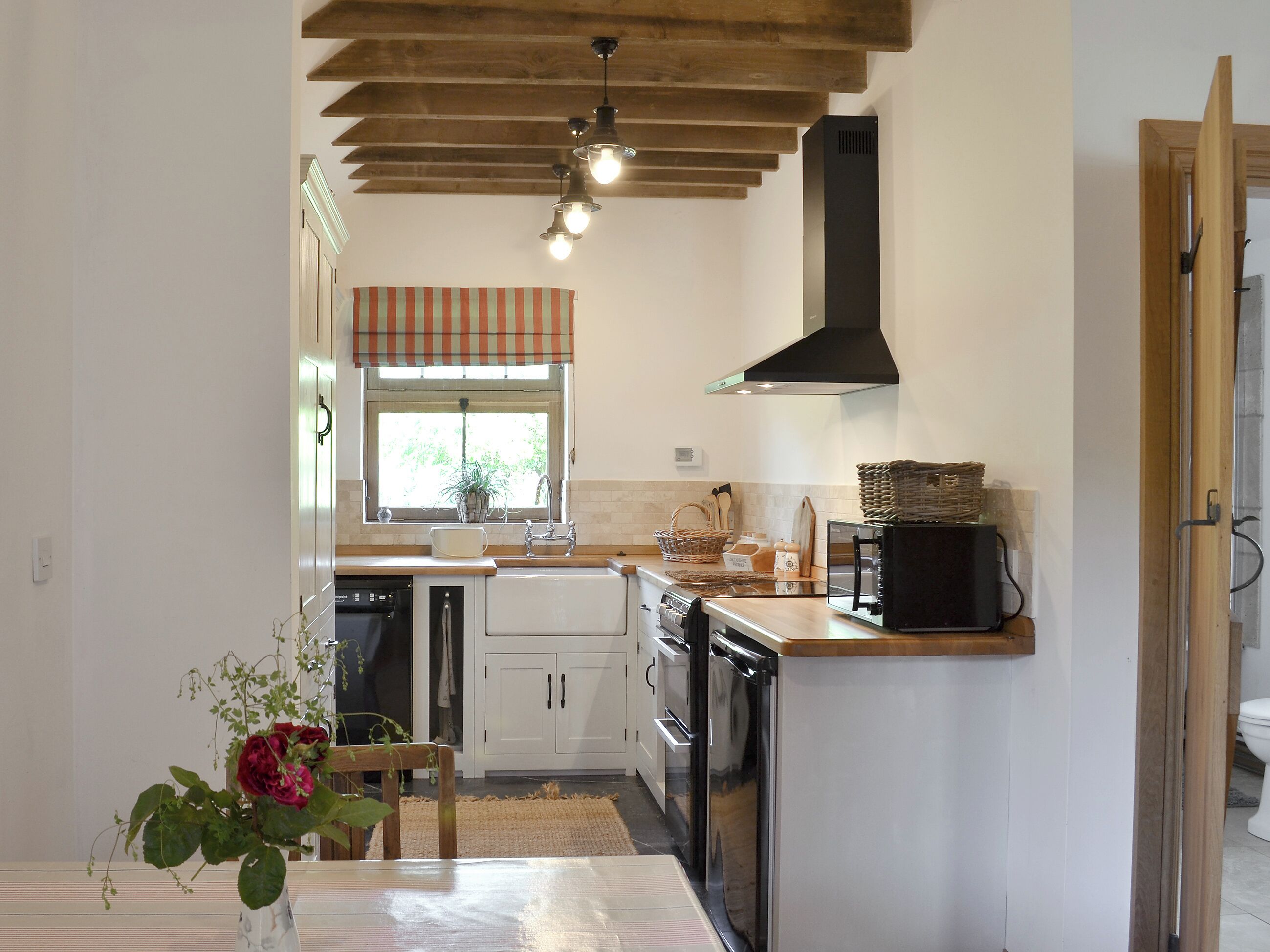 Oppvaskmaskin, høy barnestol og kjøkkenutstyr