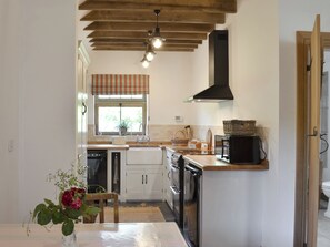 Astianpesukone, syöttötuoli, keittoastiat/astiat/ruokailuvälineet