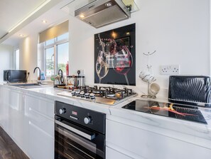 Lavavajillas y trona infantil