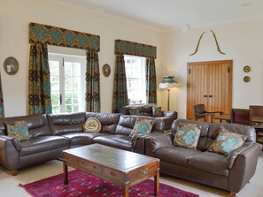 Living area - 4 bedroom accommodation in St Lawrence, near Ventnor (St Lawrence, near Ventnor)