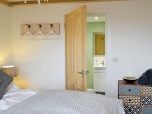 2 室のベッドルーム、WiFi (無料)、ベッドシーツ