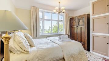 3 bedrooms, WiFi (free), bed sheets