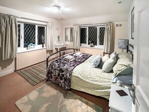 5 bedrooms, free WiFi, bed sheets