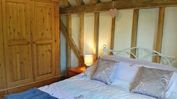 3 bedrooms, WiFi (free), bed sheets
