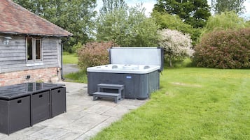 Banyera d'hidromassatge a l'aire lliure