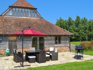 Outdoor dining - 3 bedroom accommodation in Smarden, near Ashford (Smarden, near Ashford)