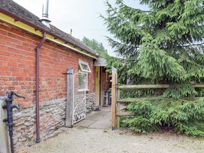 Property grounds - 2 bedroom accommodation in Berrow, near Malvern (Berrow, near Malvern)
