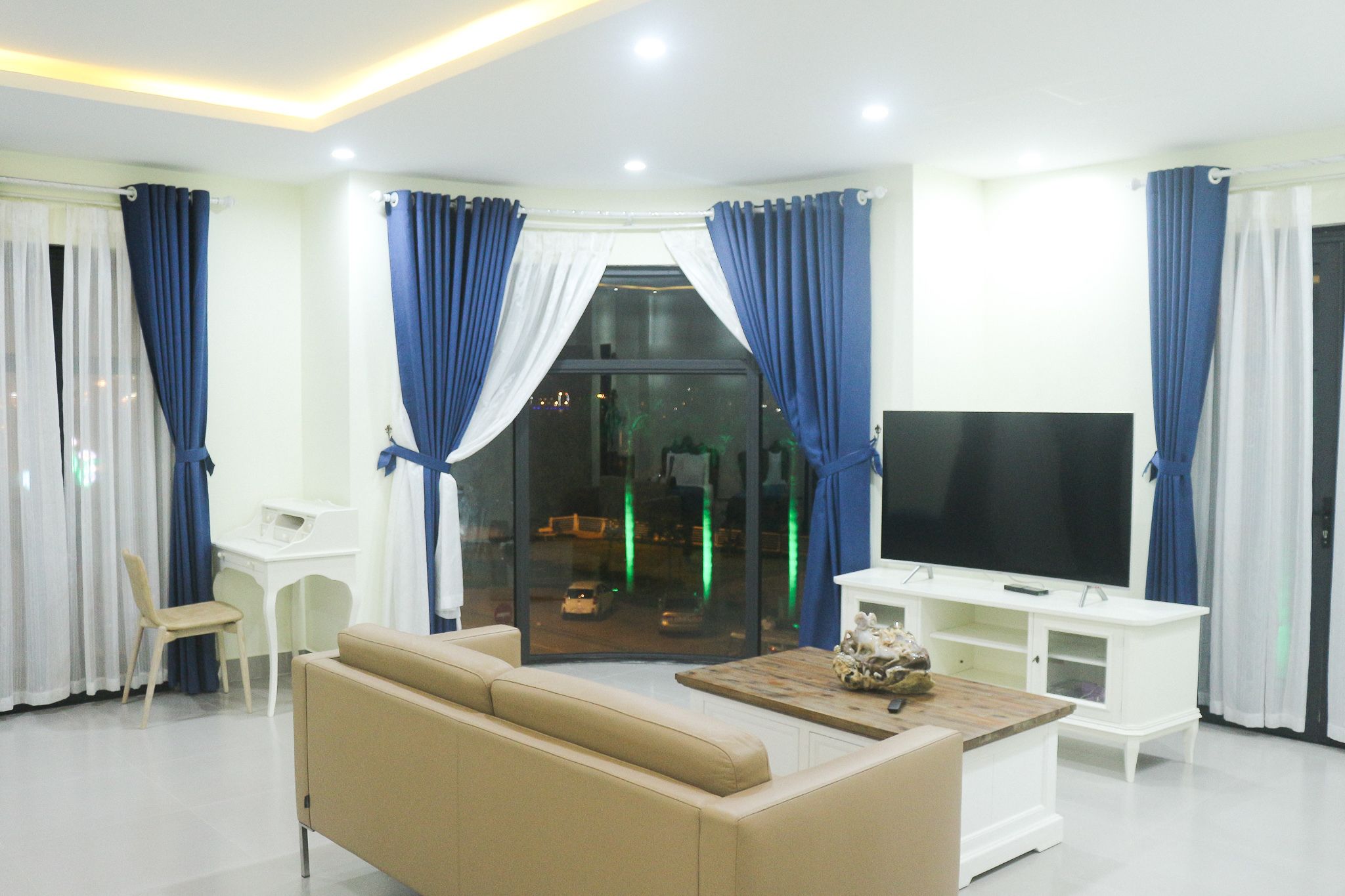 Family Suite Room (Ocean Harbor View & Riverfront) | Phòng khách | TV màn hình phẳng 